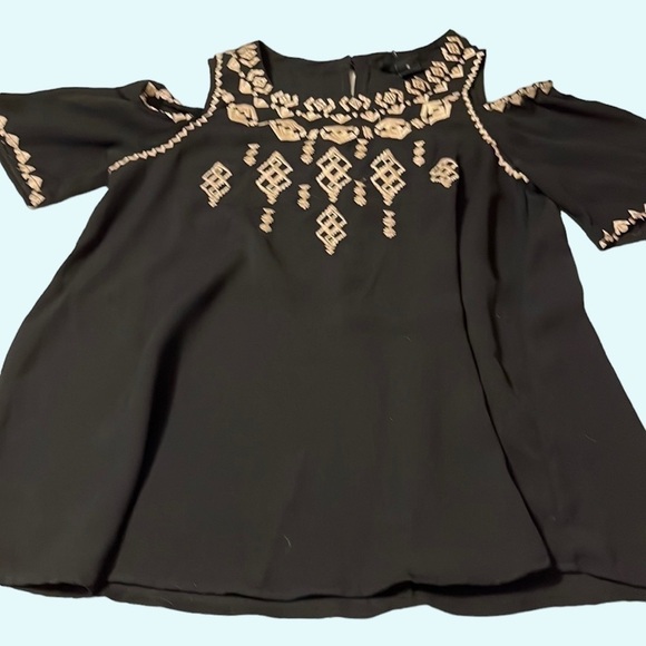 New directions black cold shoulder top. Sz small - Picture 1 of 7